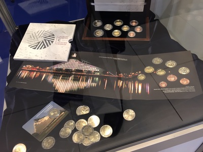 Pirmie foto: Latvijas Bankas 2 eiro piemiņas monētas 'Latvijas Prezidentūra ES Padomē' un PROOF komplets