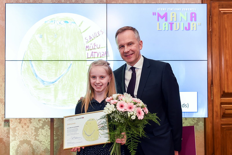 Bildes un video no Latvijas Banku bērnu monētu zīmējumā konkursa 'Mana Latvija' apbalvošanas ceremonijas