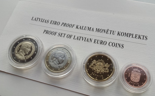 Apskats: Latvijas apgrozības eiro monetu PROOF komplekts koka dāvānu karbā 2014