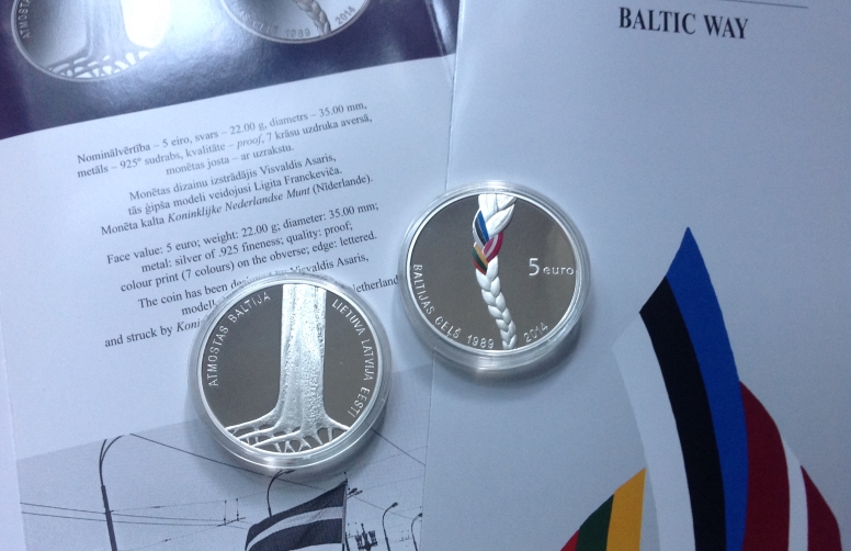 'Baltijas ceļām' vetīta monēta vel ir pieejama Latvijas Bankas kasēs