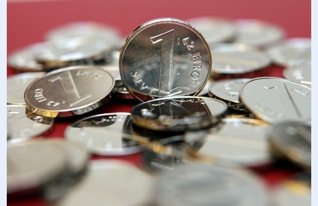 Pie iedzīvotājiem vēl joprojām atrodas 62,9% lata monētu