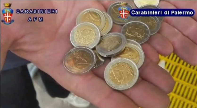 Itālijā konfisce 556 000 eiro viltotas eiro monētas kaltas Kīnā